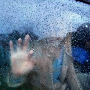 Tips mudah hilangkan embun pada kaca mobil