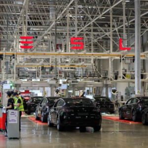 Tesla alami penurunan pendapatan dan laba bersih sampai 2 digit