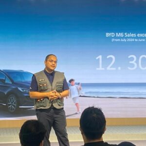 BYD Seal yang mengeluarkan asap karena ada gangguan dari binatang
