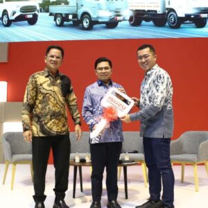 IAMI serahkan 53 unit ELF NQR B Minitrans Transjakarta