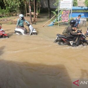 Kiat mengendarai sepeda motor listrik semasa banjir