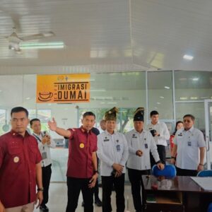 Staf khusus menteri saat melakukan kunjungan di Kantor Imigrasi Dumai